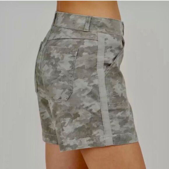 Spanx Stone Wash Camo Pull On Stretch Twill Shorts Womens Sz large Slim Shaping - Picture 3 of 11